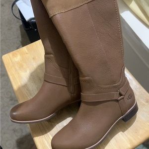 Brand New/ Never worn Woman’s UGG boot size 8